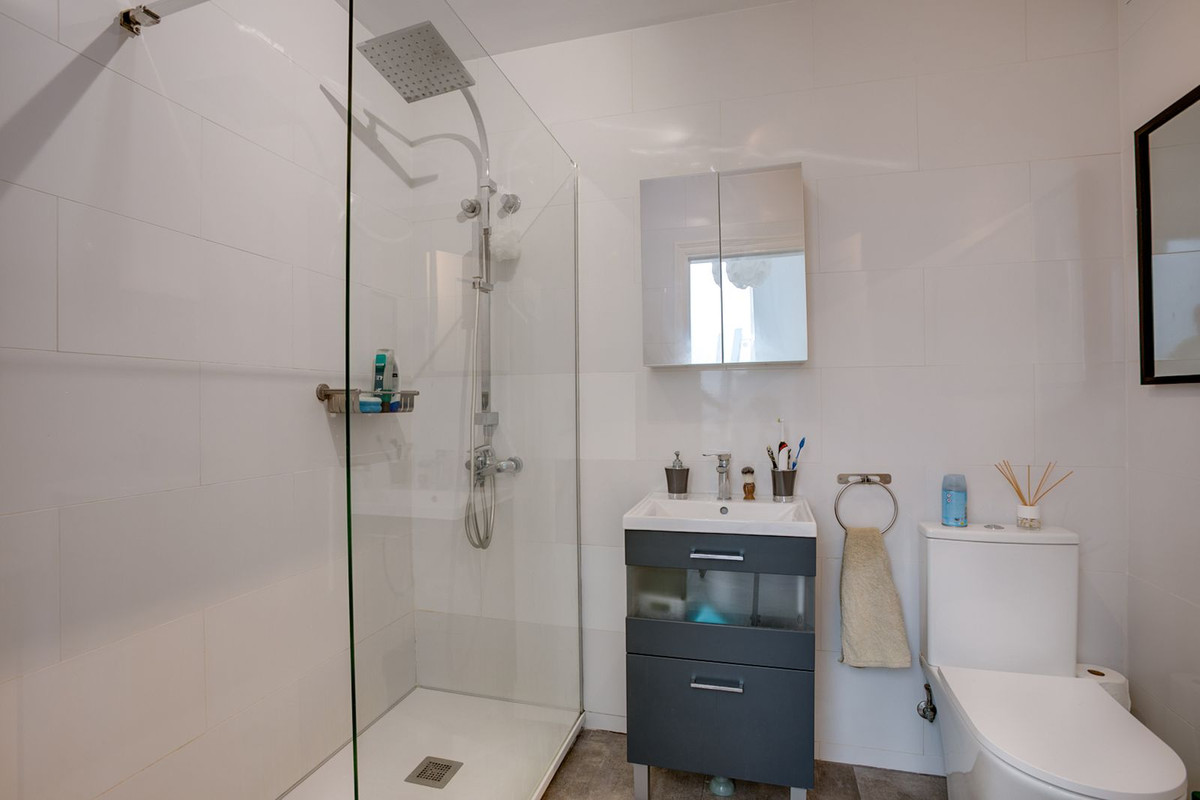3 Bedroom Townhouse in Estepona - Photo 10