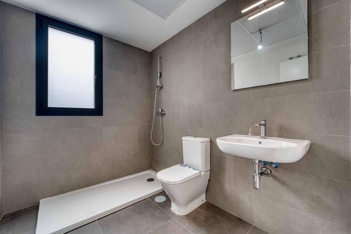 2 Bedroom Apartment in Torremolinos - Photo 12