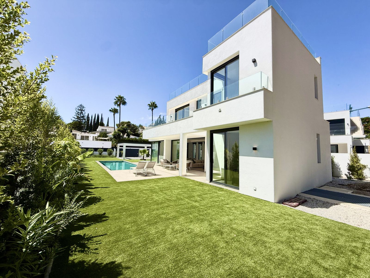 6 Bedroom Villa in Estepona - Photo 8