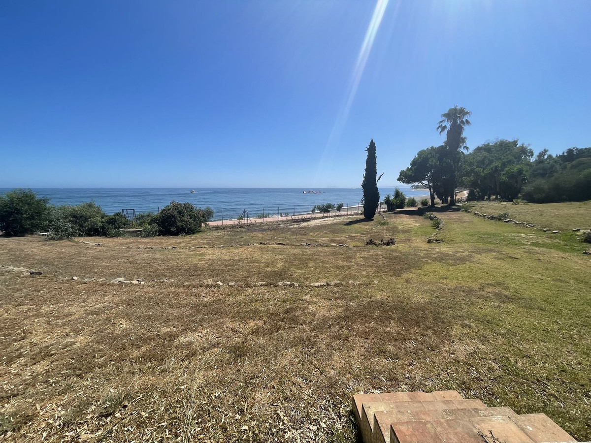 5 Bedroom Villa in Estepona - Photo 6