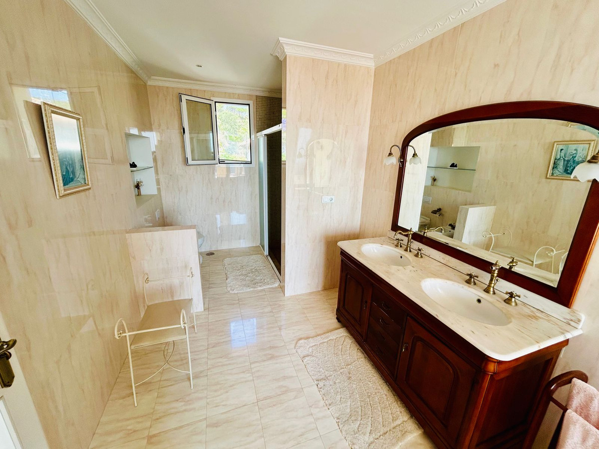 7 Bedroom Villa in Estepona - Photo 28