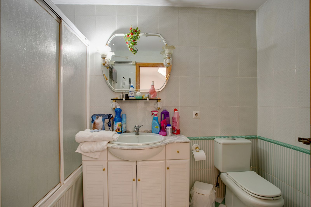 4 Bedroom Townhouse in Estepona - Photo 6