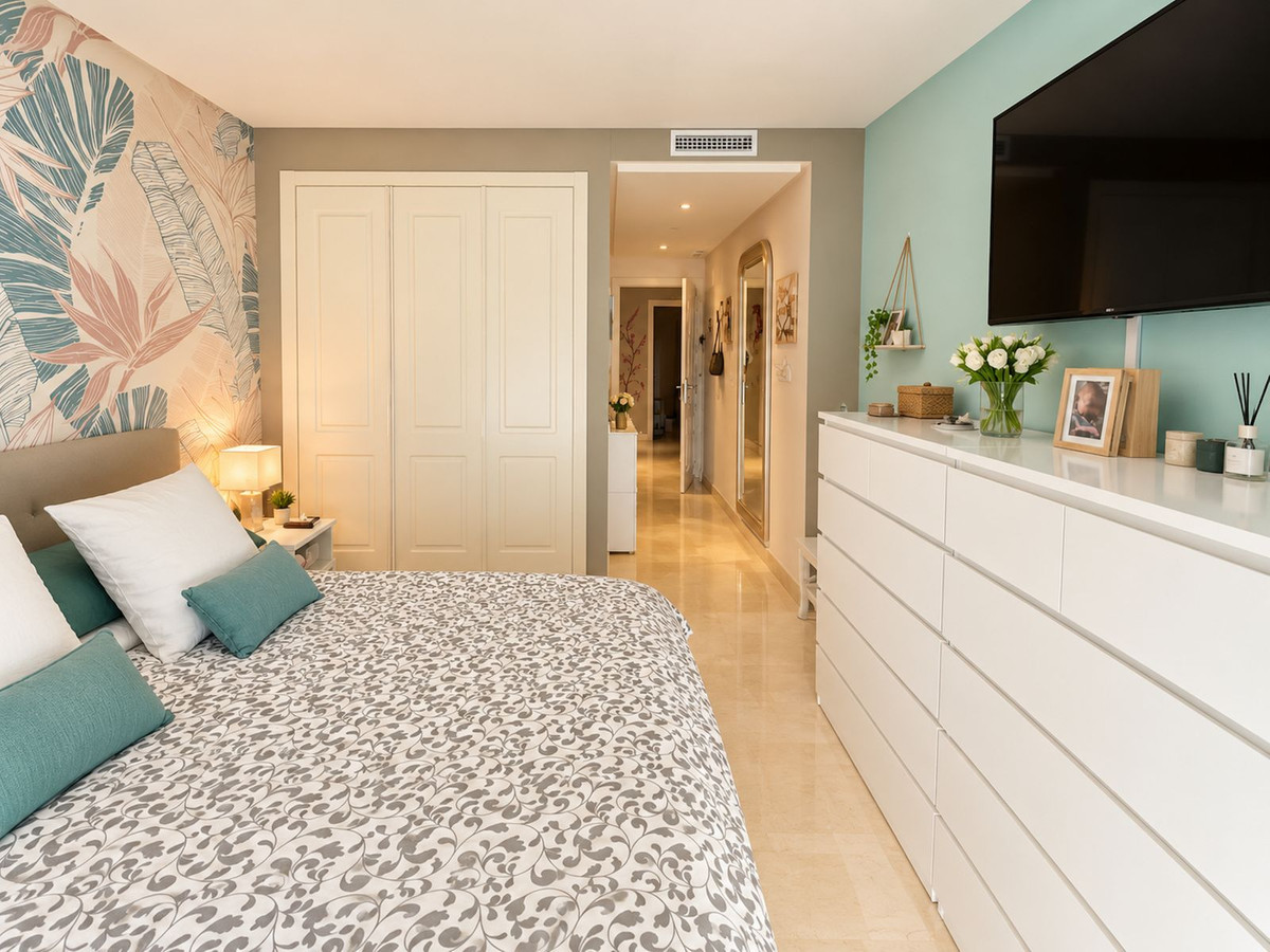 2 Bedroom Apartment in Estepona - Photo 13