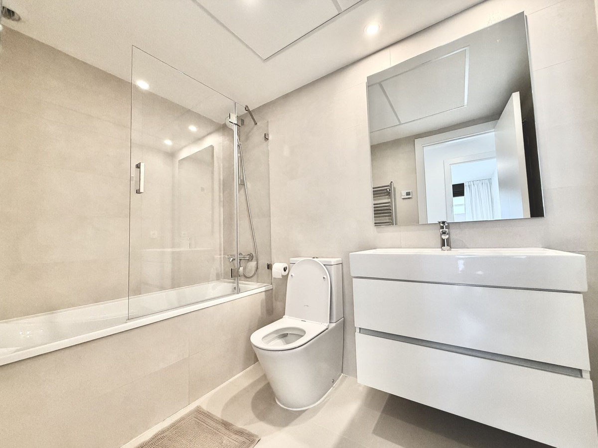 2 Bedroom Apartment in Estepona - Photo 23