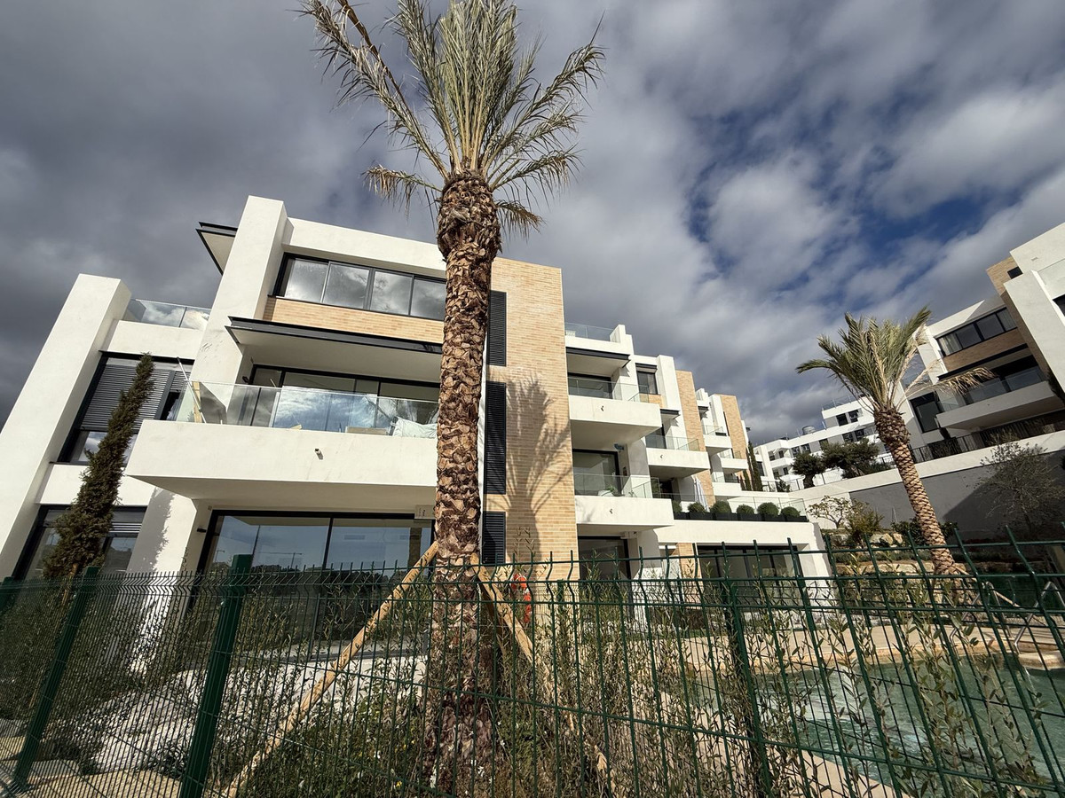 2 Bedroom Penthouse in Estepona - Photo 26