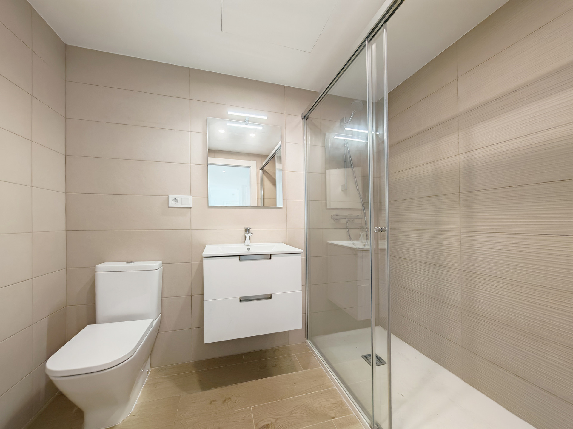 4 Bedroom Penthouse in Estepona - Photo 14