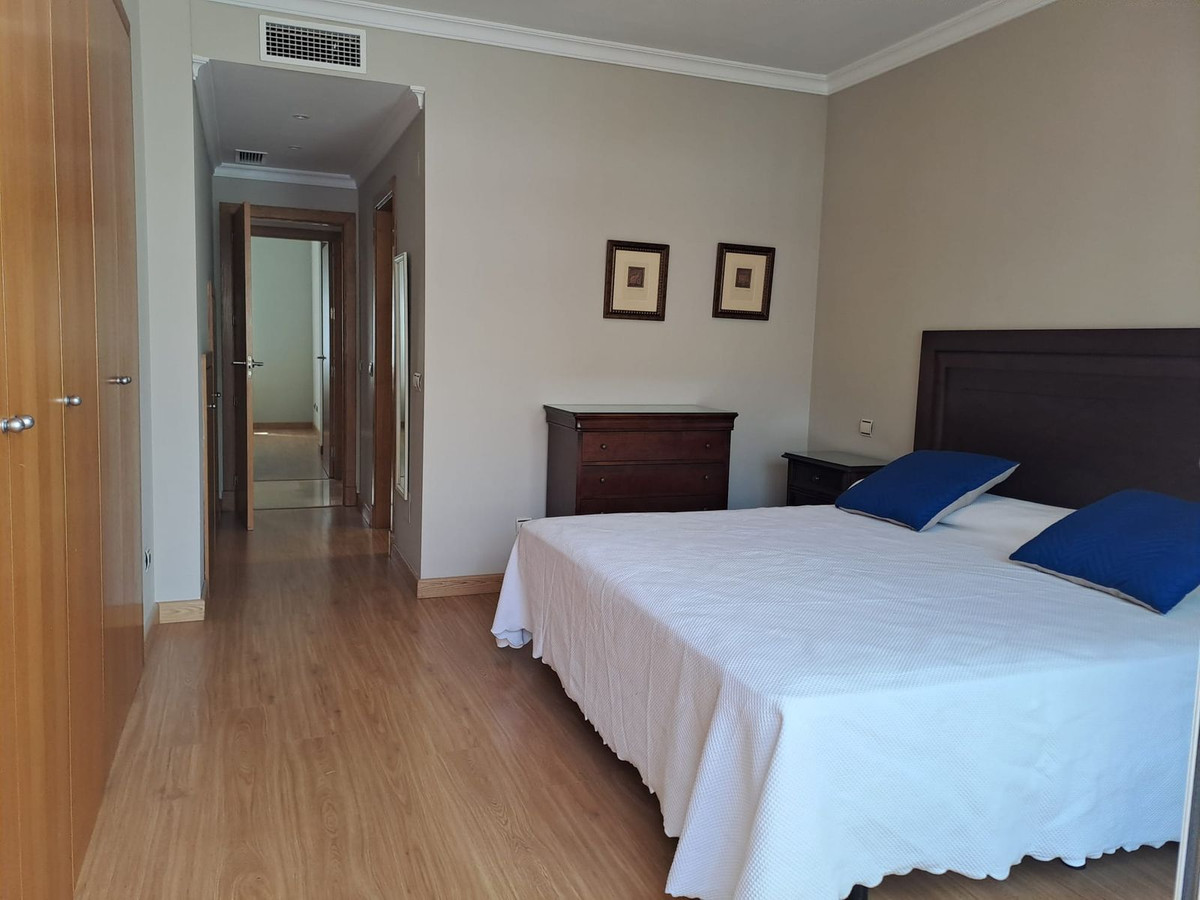 2 Bedroom Apartment in Estepona - Photo 13