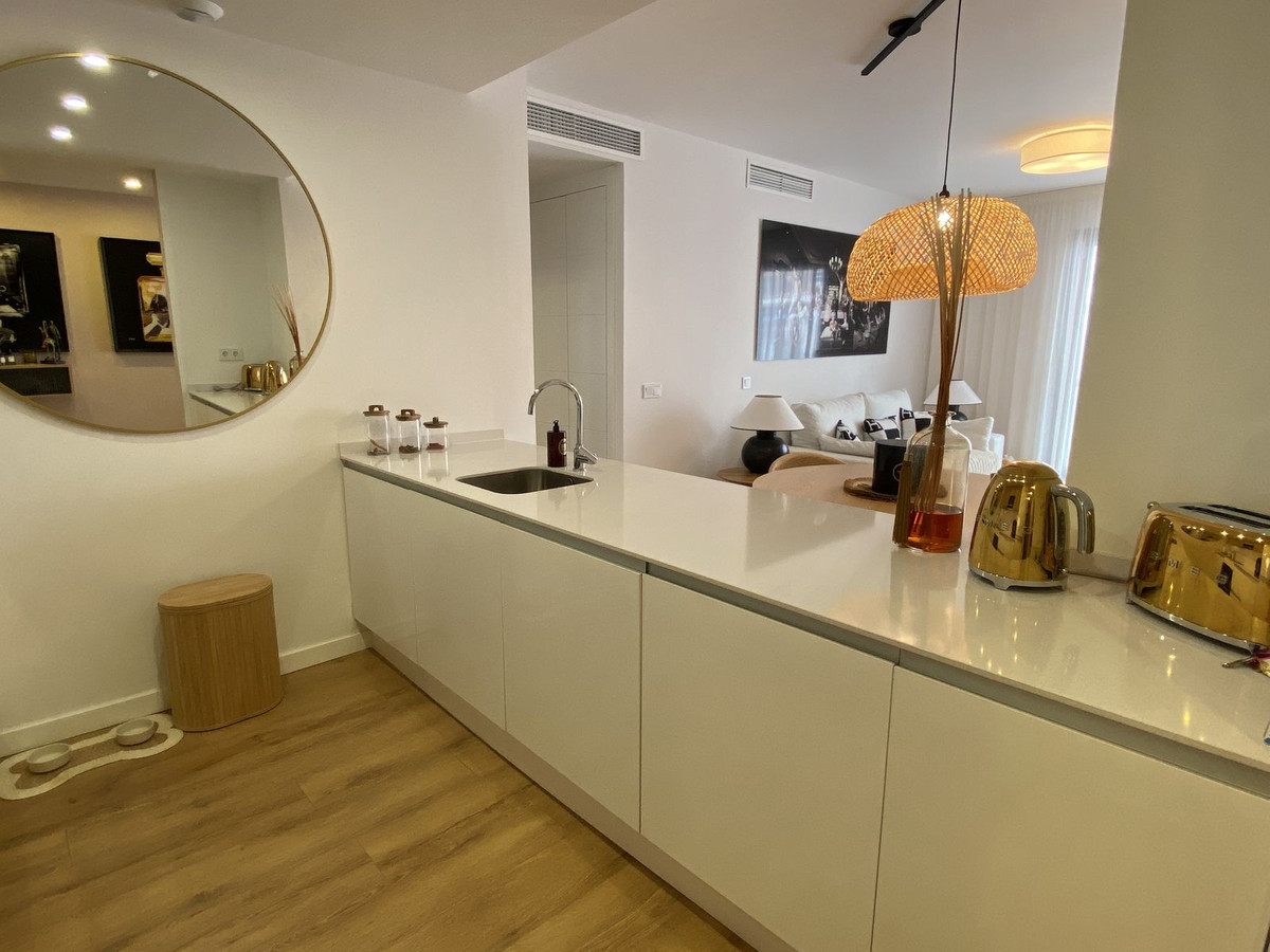 2 Bedroom Apartment in Estepona - Photo 20
