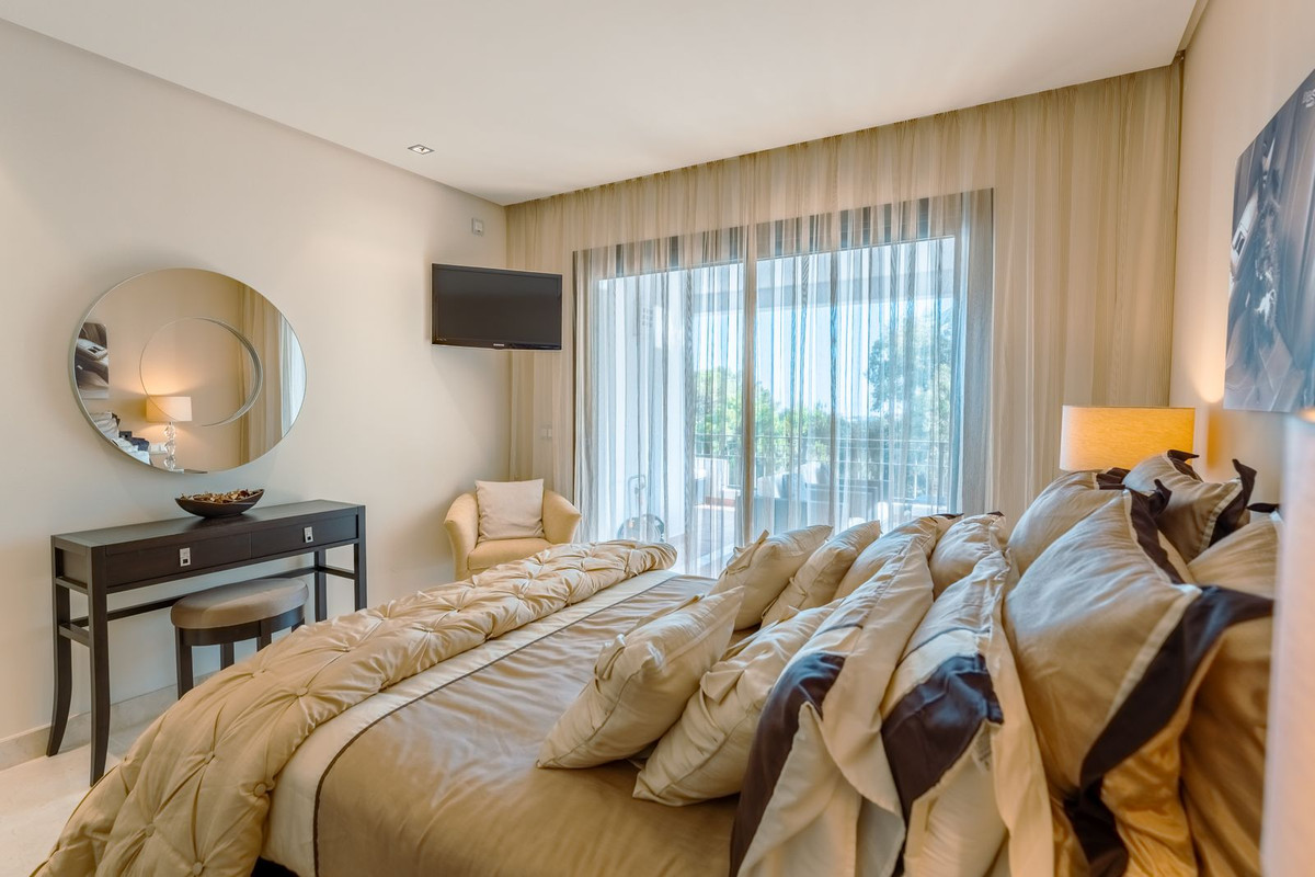 2 Bedroom Apartment in Benahavís - Photo 16