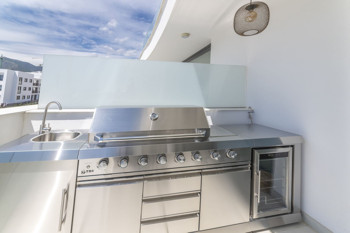 2 Bedroom Apartment in Benalmádena - Photo 5