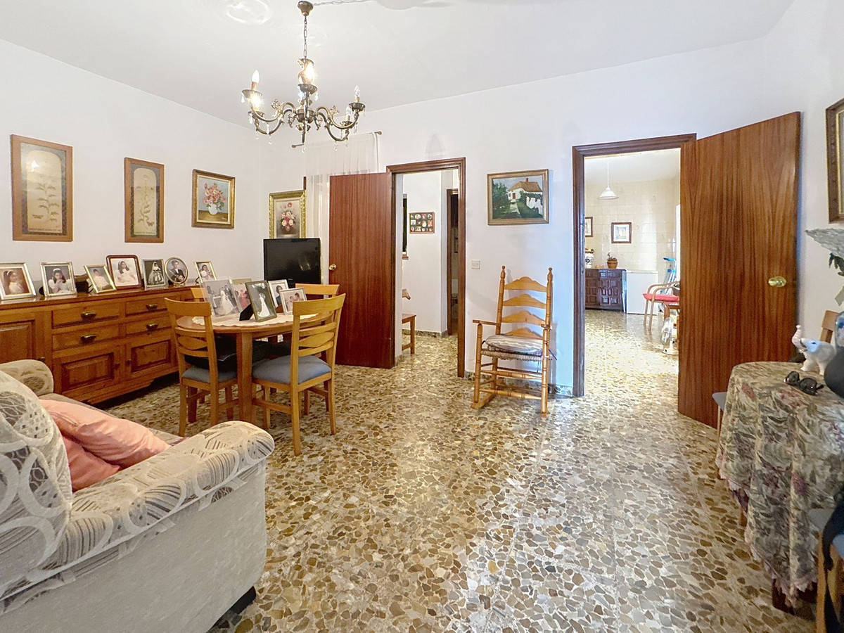 5 Bedroom Townhouse in Estepona - Photo 10