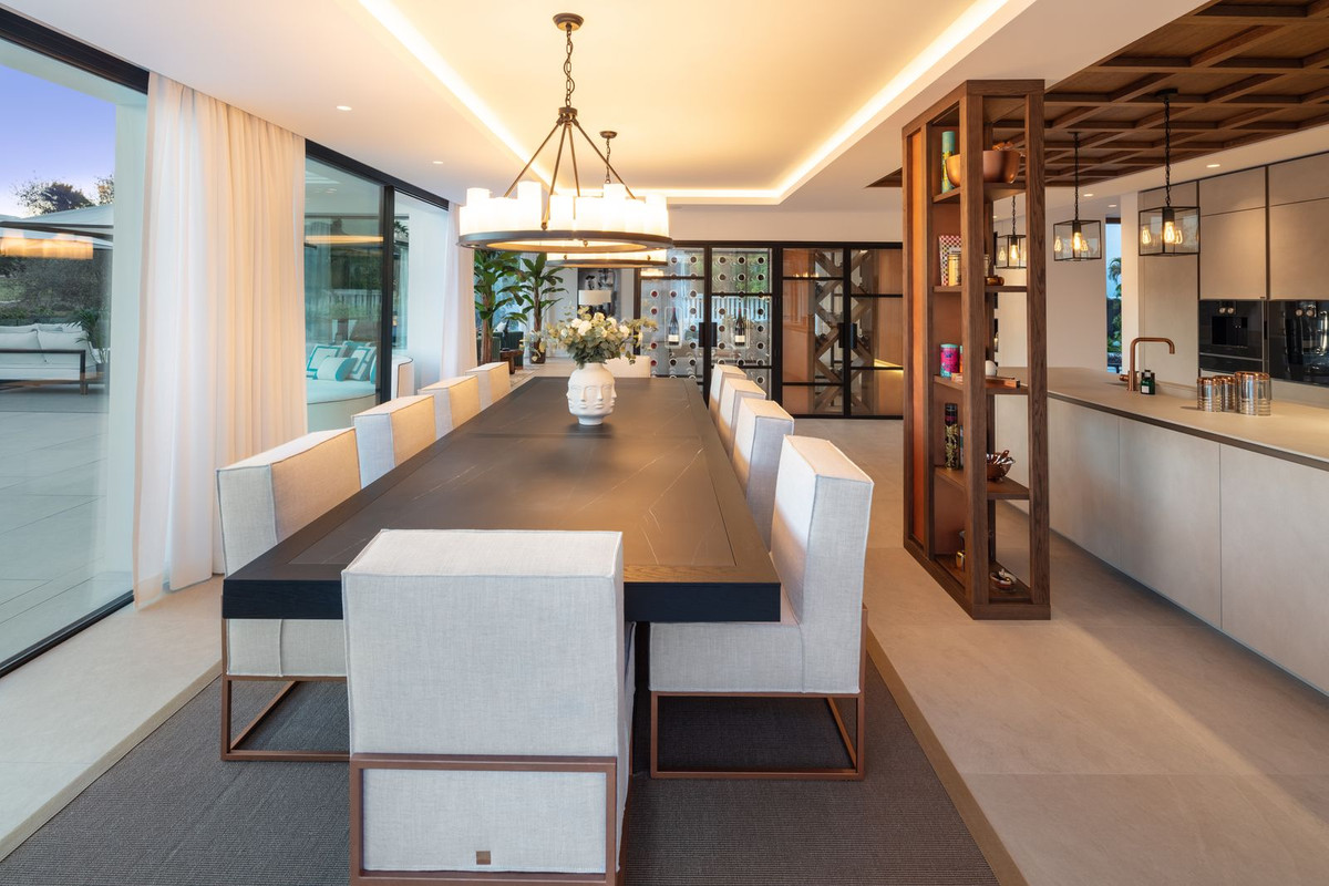 5 Bedroom Villa in Marbella - Photo 8