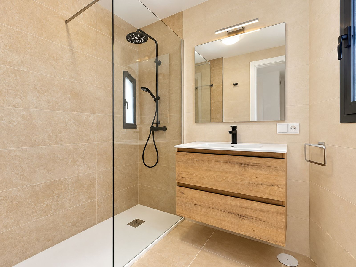 3 Bedroom Townhouse in Estepona - Photo 9