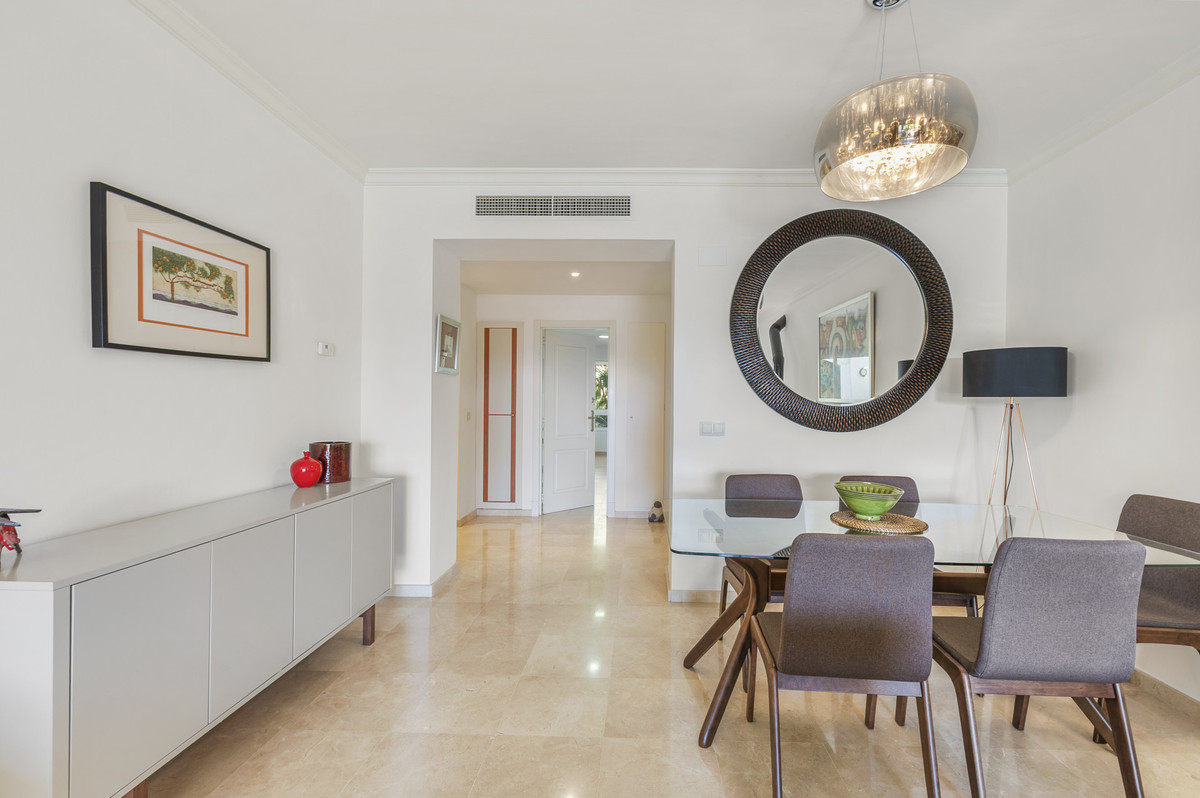 3 Bedroom Apartment in Benahavís - Photo 9