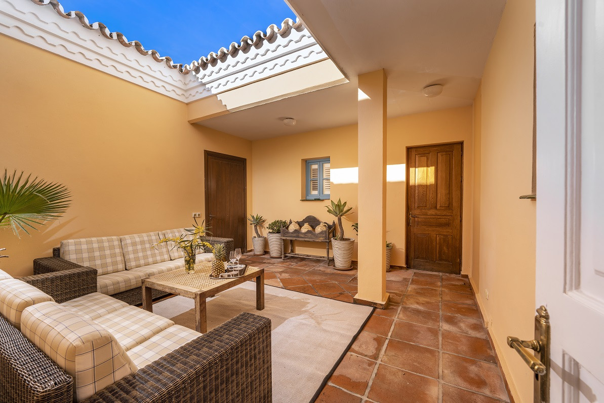 5 Bedroom Villa in San Roque - Photo 27