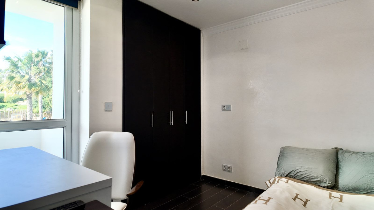 2 Bedroom Penthouse in Estepona - Photo 17