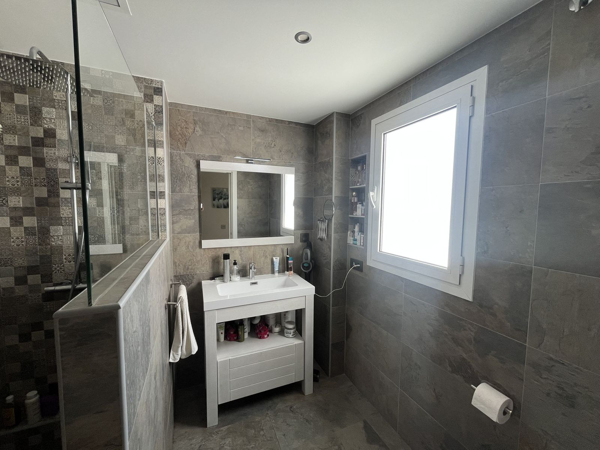 3 Bedroom Penthouse in Estepona - Photo 11