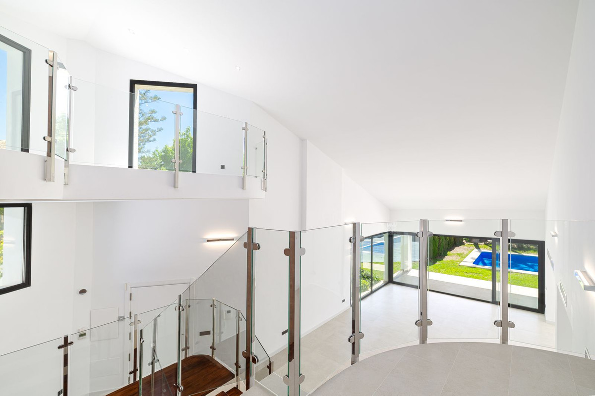 4 Bedroom Villa in San Pedro de Alcántara - Photo 25