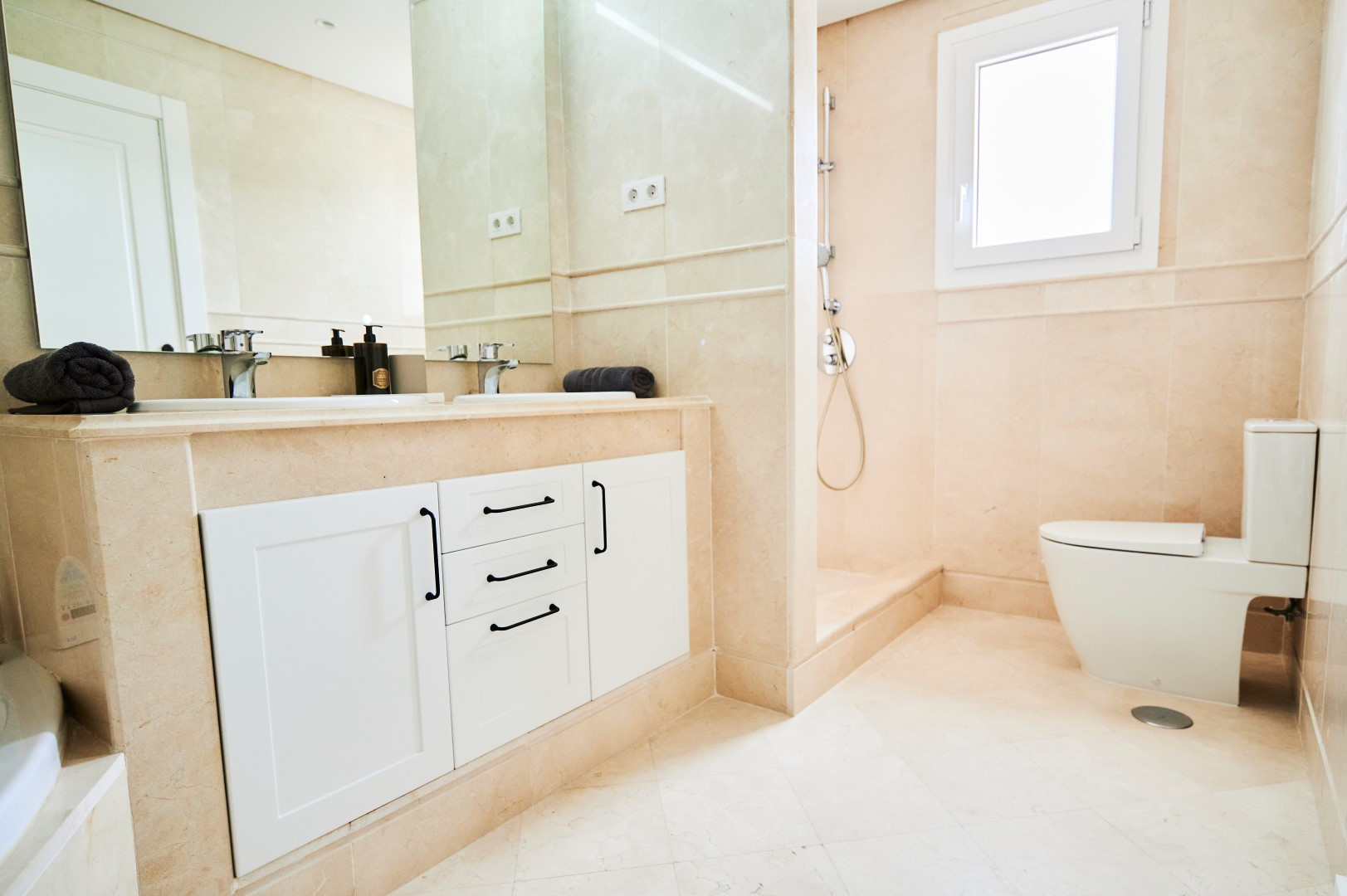 2 Bedroom Apartment in Marbella - Photo 20