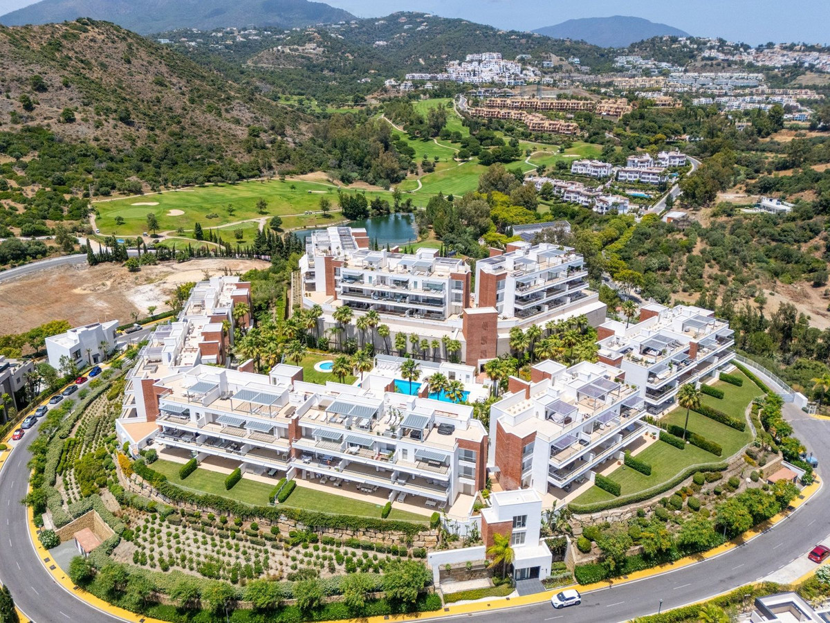2 Bedroom Apartment in Benahavís - Photo 2