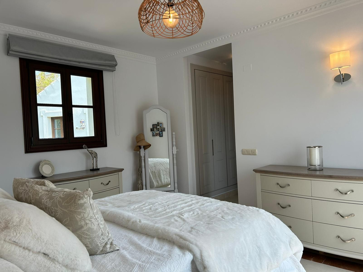 4 Bedroom Villa in Estepona - Photo 16