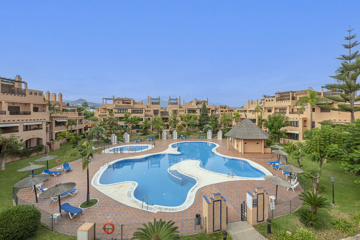 4 Bedroom Penthouse in Estepona - Photo 28
