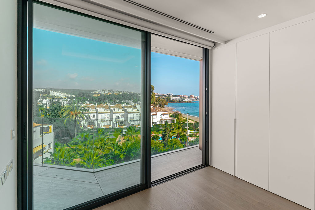 4 Bedroom Penthouse in Estepona - Photo 22