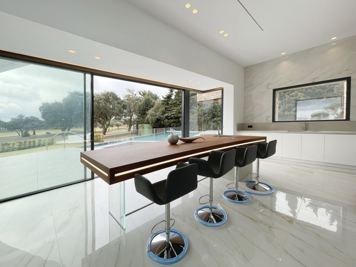 6 Bedroom Villa in San Roque - Photo 28
