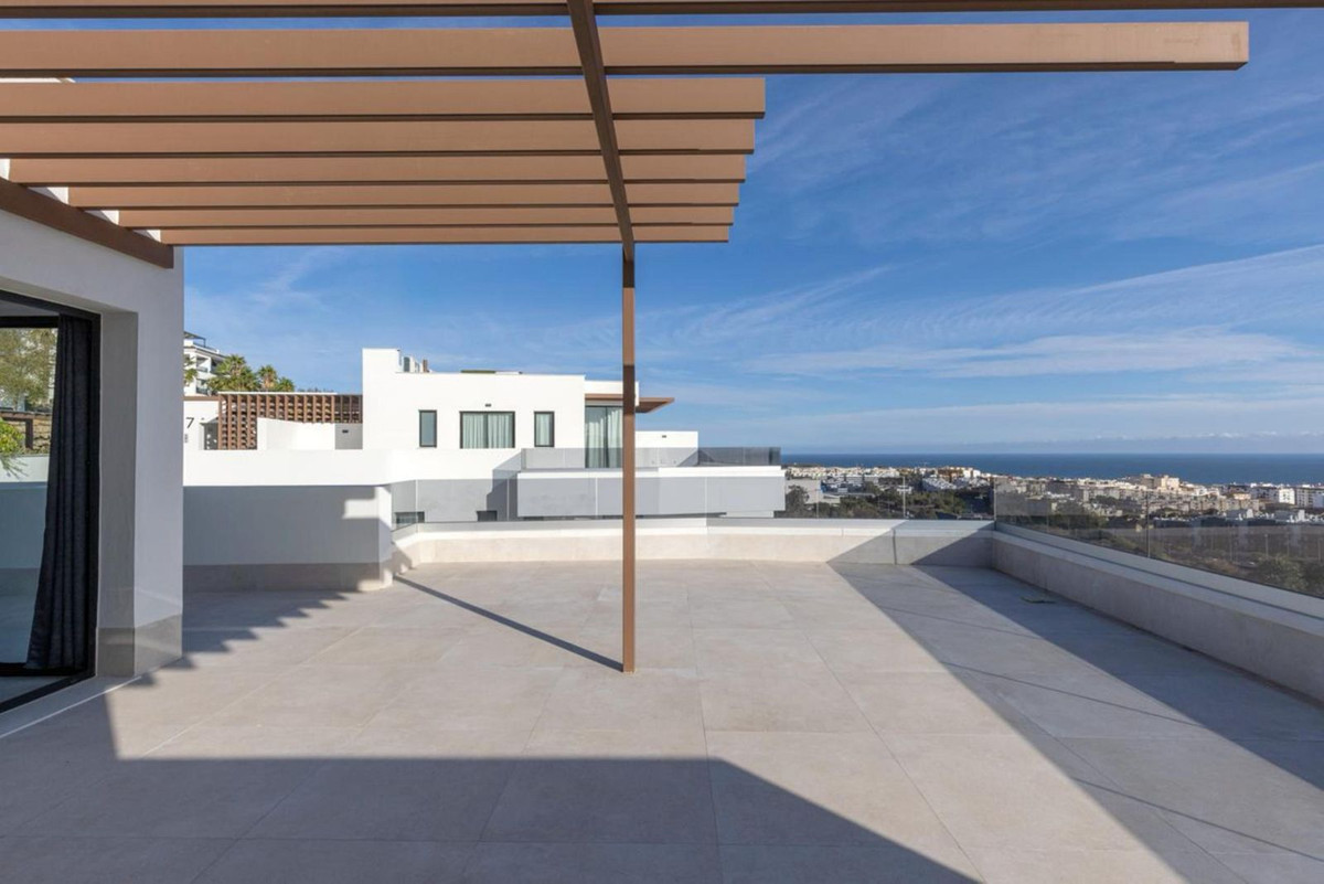 3 Bedroom Penthouse in Estepona - Photo 17