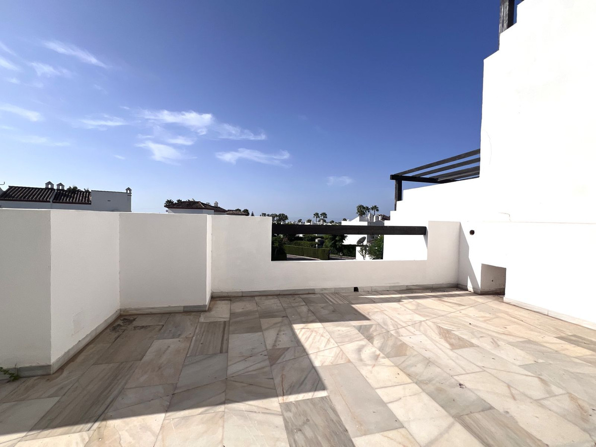 2 Bedroom Apartment in Estepona - Photo 3
