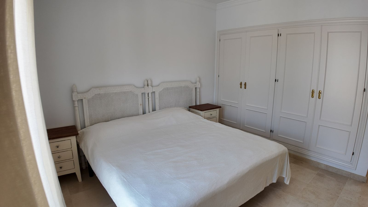 4 Bedroom Townhouse in Benahavís - Photo 38