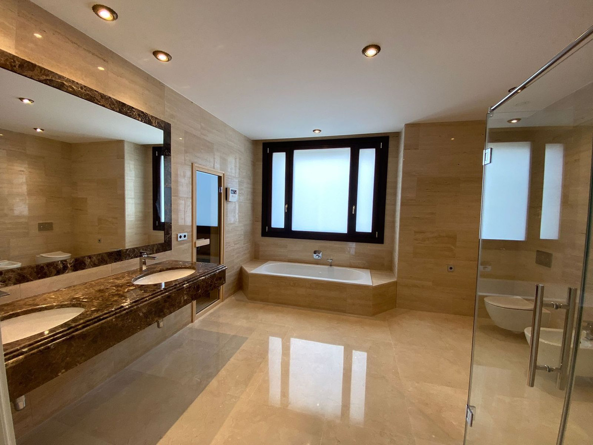 6 Bedroom Villa in San Pedro de Alcántara - Photo 12