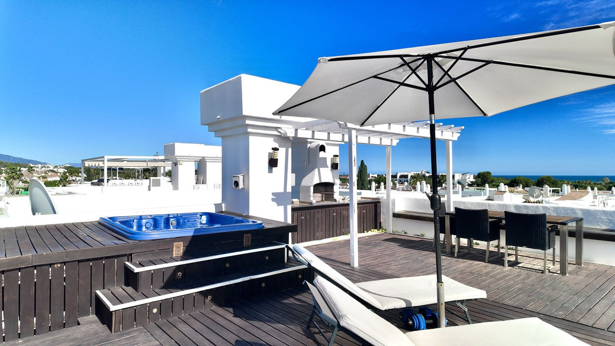 2 Bedroom Penthouse in Estepona - Photo 28