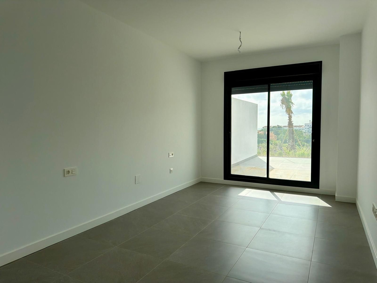 2 Bedroom Apartment in Mijas - Photo 18