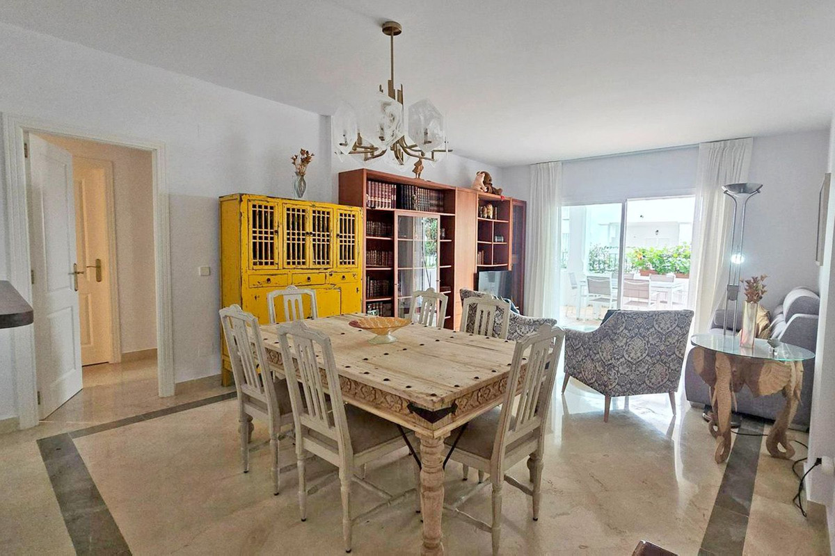 2 Bedroom Apartment in Estepona - Photo 7