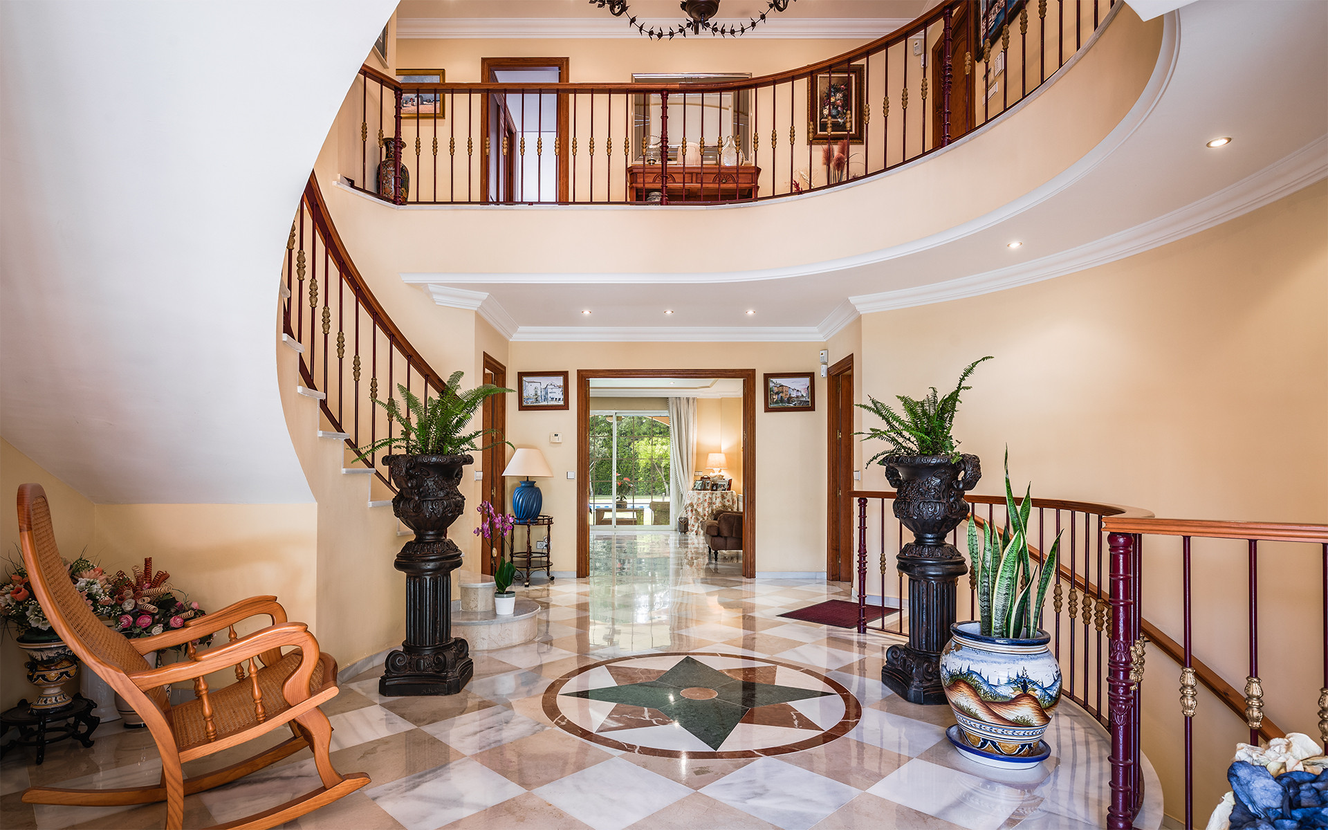 5 Bedroom Villa in Marbella - Photo 2