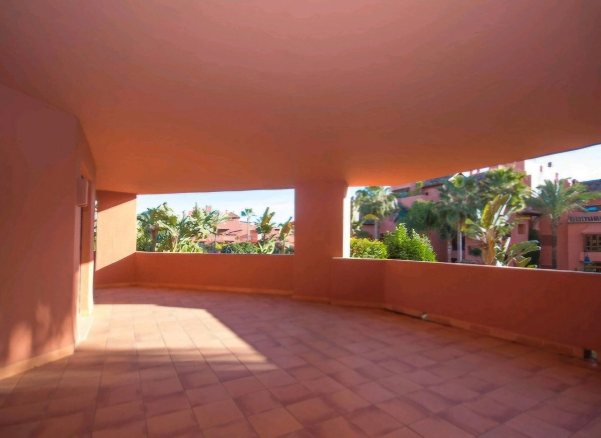 4 Bedroom Apartment in Estepona - Photo 12