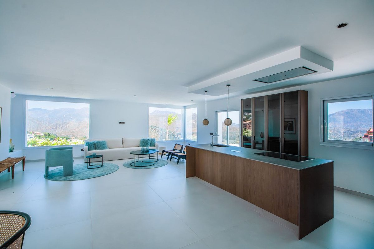 4 Bedroom Villa in Marbella - Photo 3