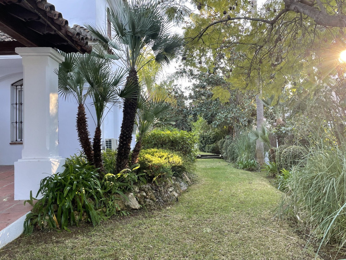 4 Bedroom Villa in Marbella - Photo 6