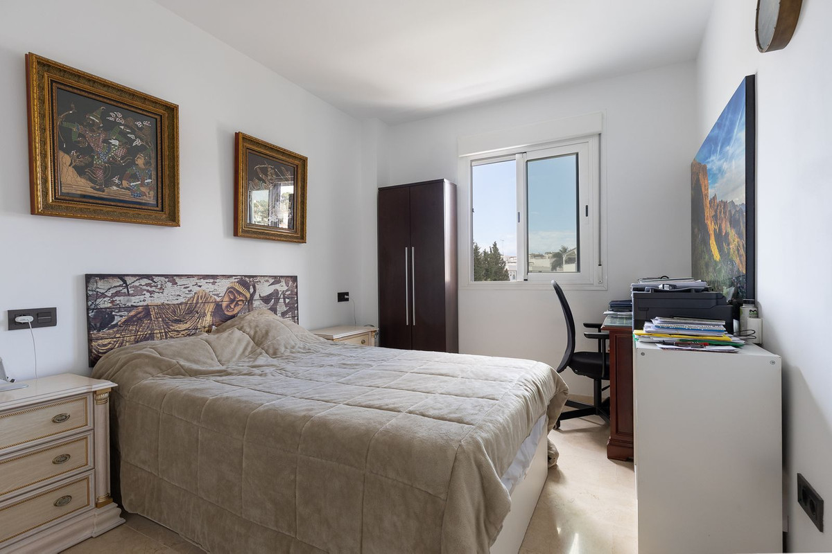 2 Bedroom Apartment in Torremolinos - Photo 16