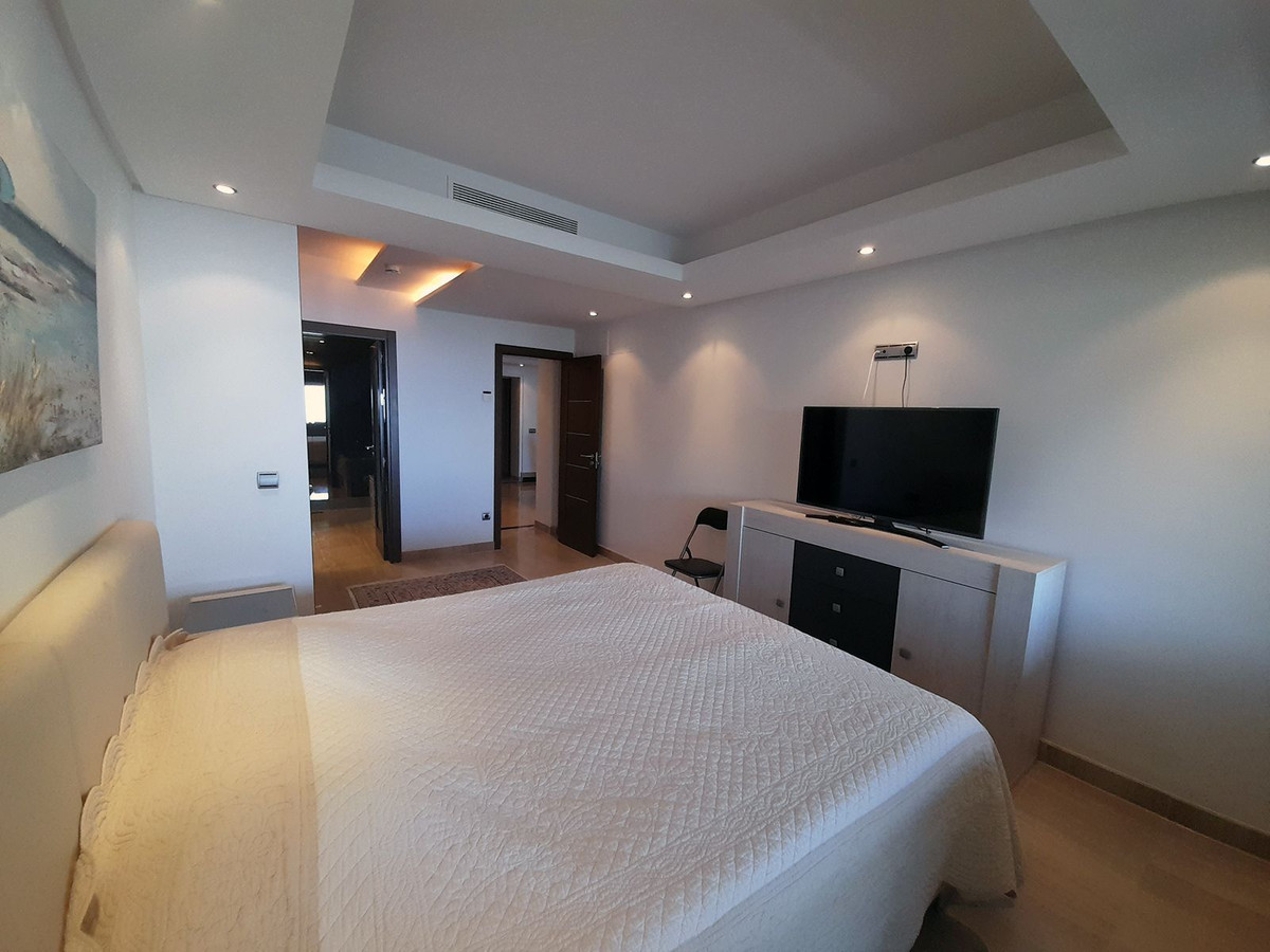 2 Bedroom Apartment in Estepona - Photo 11