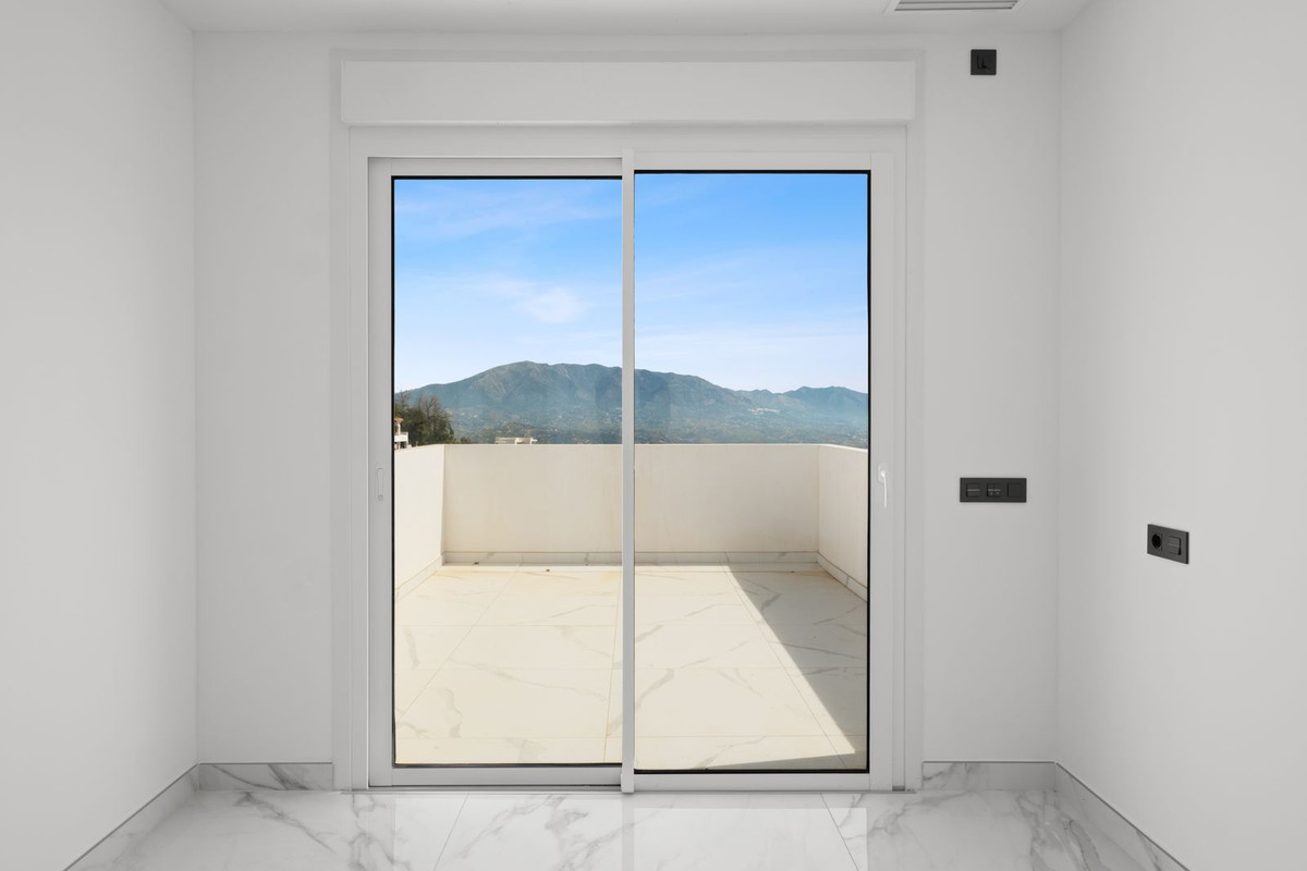 4 Bedroom Villa in Marbella - Photo 34