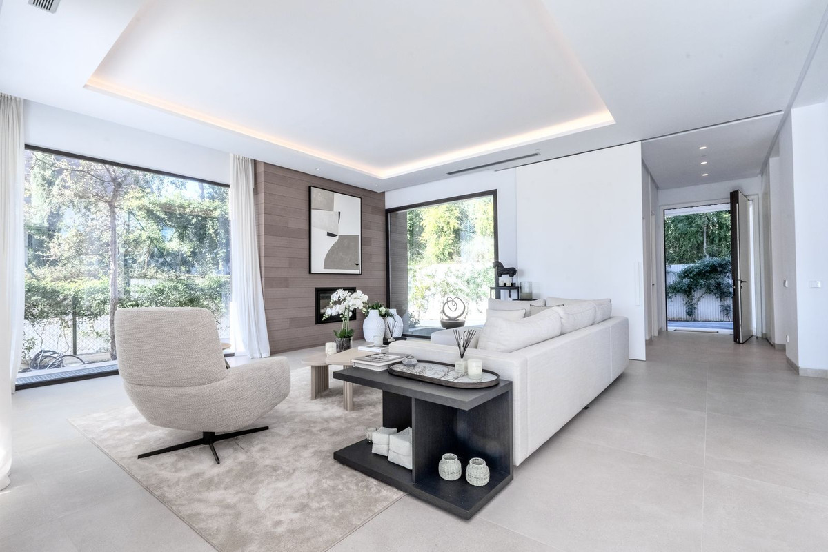 4 Bedroom Villa in Marbella - Photo 5