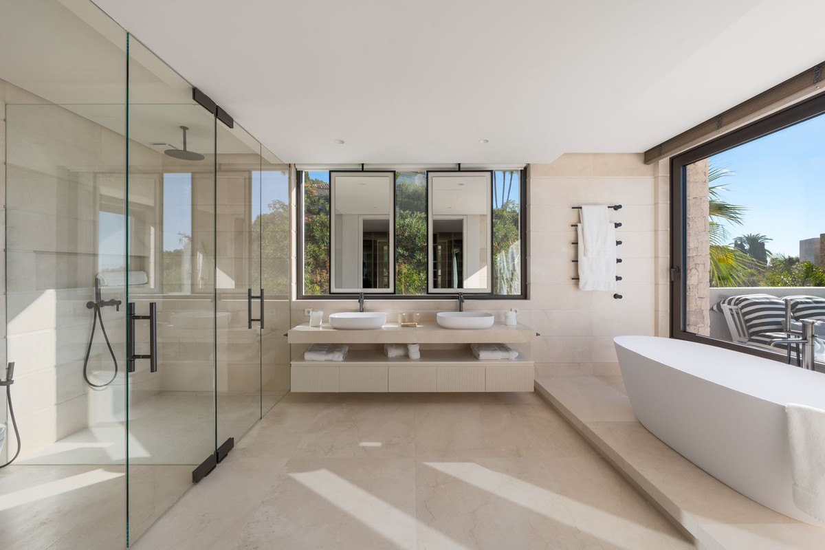 5 Bedroom Villa in Marbella - Photo 13