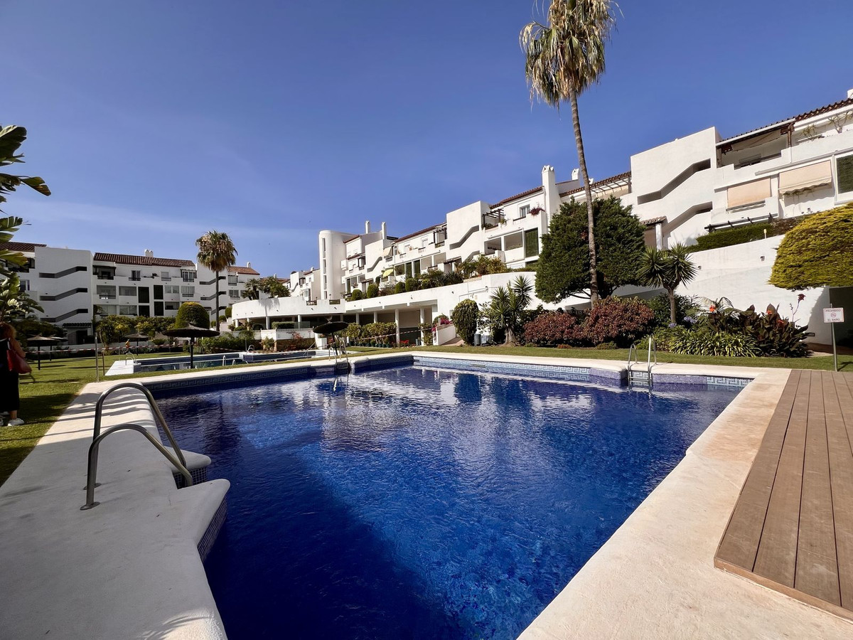 2 Bedroom Apartment in Estepona - Photo 33