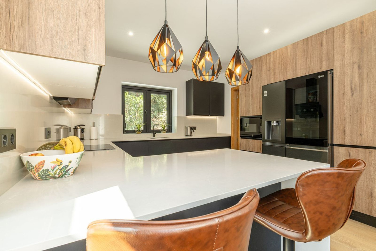 5 Bedroom Villa in Estepona - Photo 6