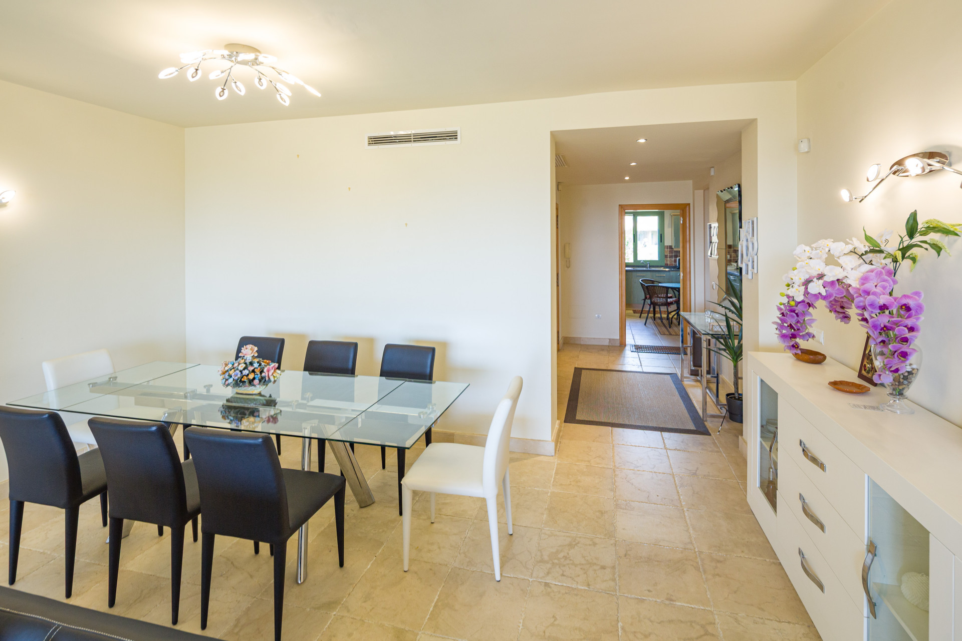 2 Bedroom Apartment in Benahavís - Photo 13