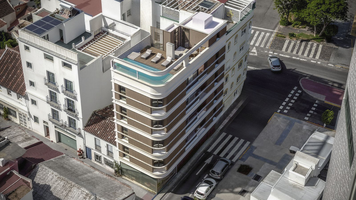 2 Bedroom Apartment in Estepona - Photo 2