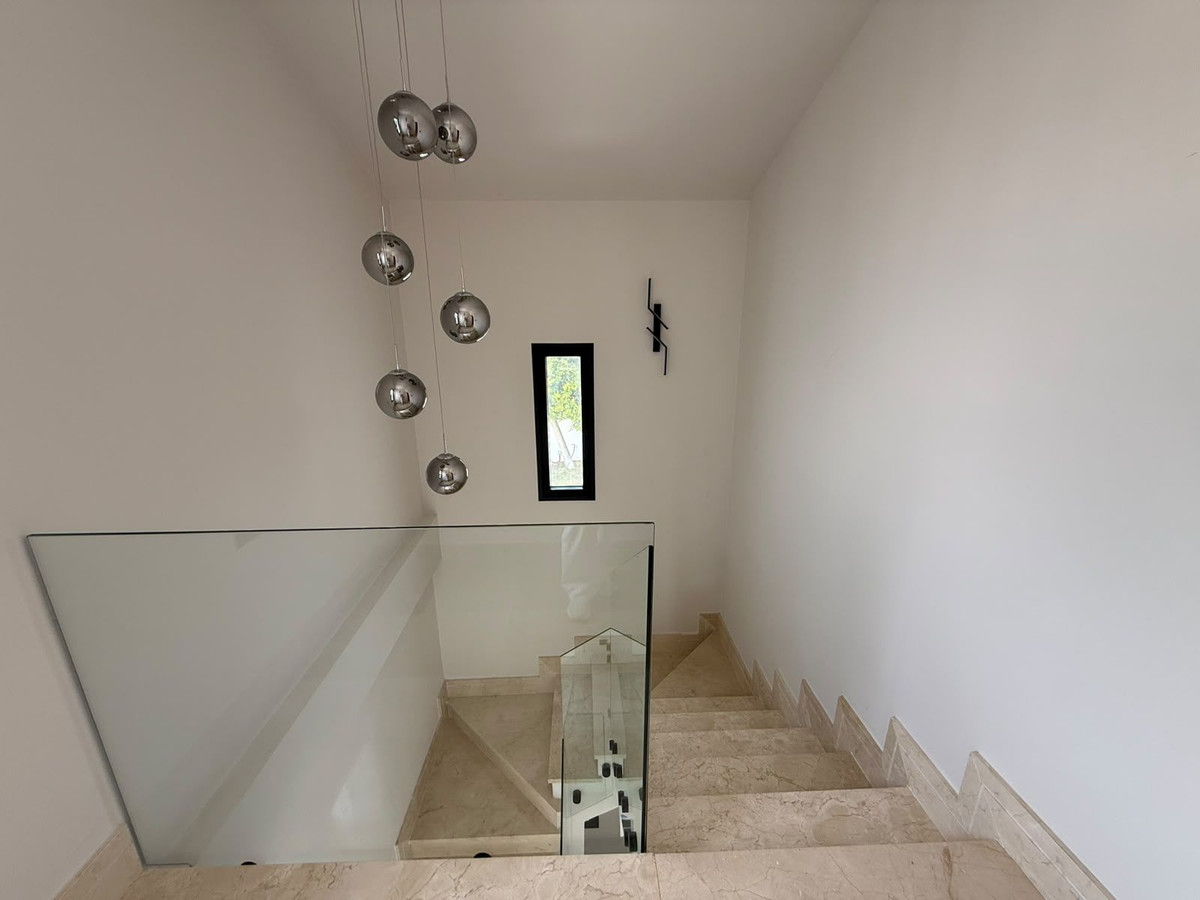 5 Bedroom Villa in Marbella - Photo 15