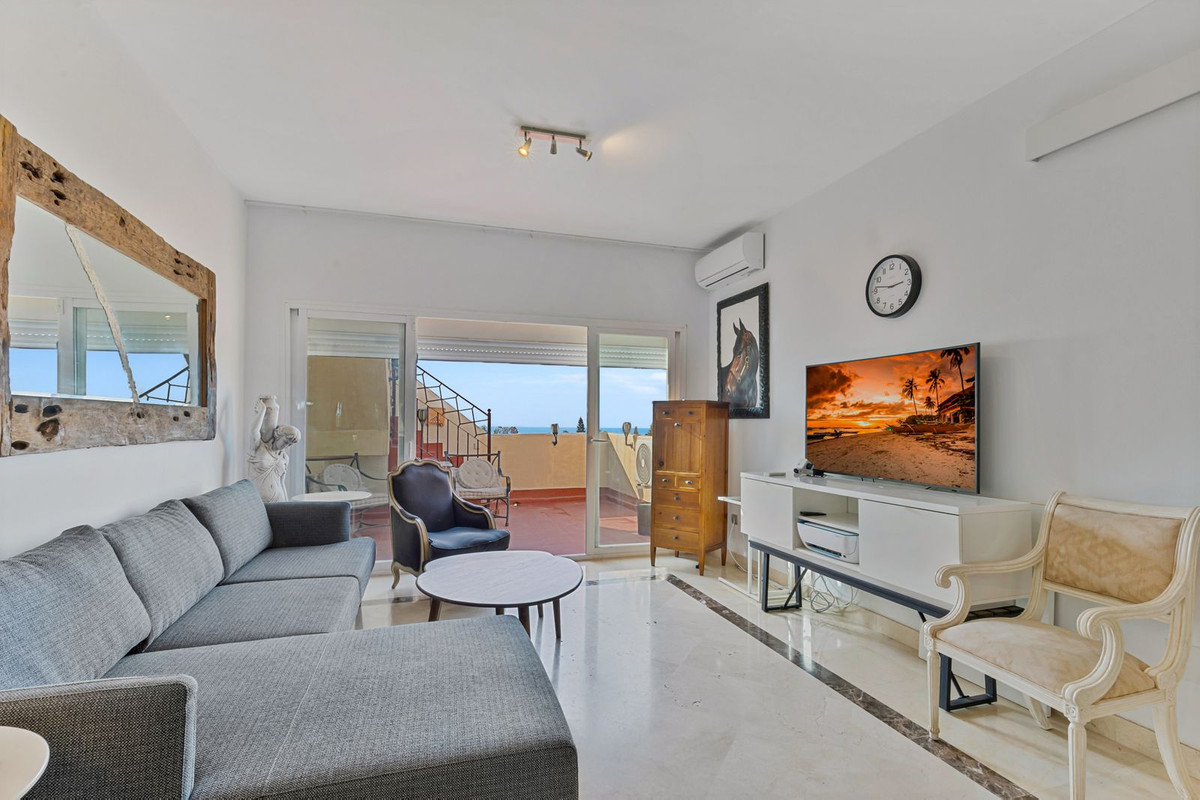 1 Bedroom Apartment in Benahavís - Photo 8